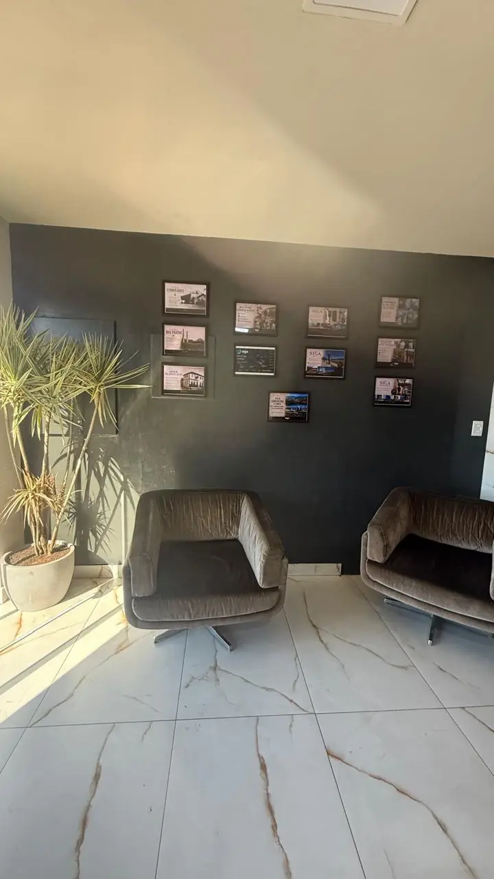 Lounge com poltronas e quadros da história de Ribas do Rio Pardo