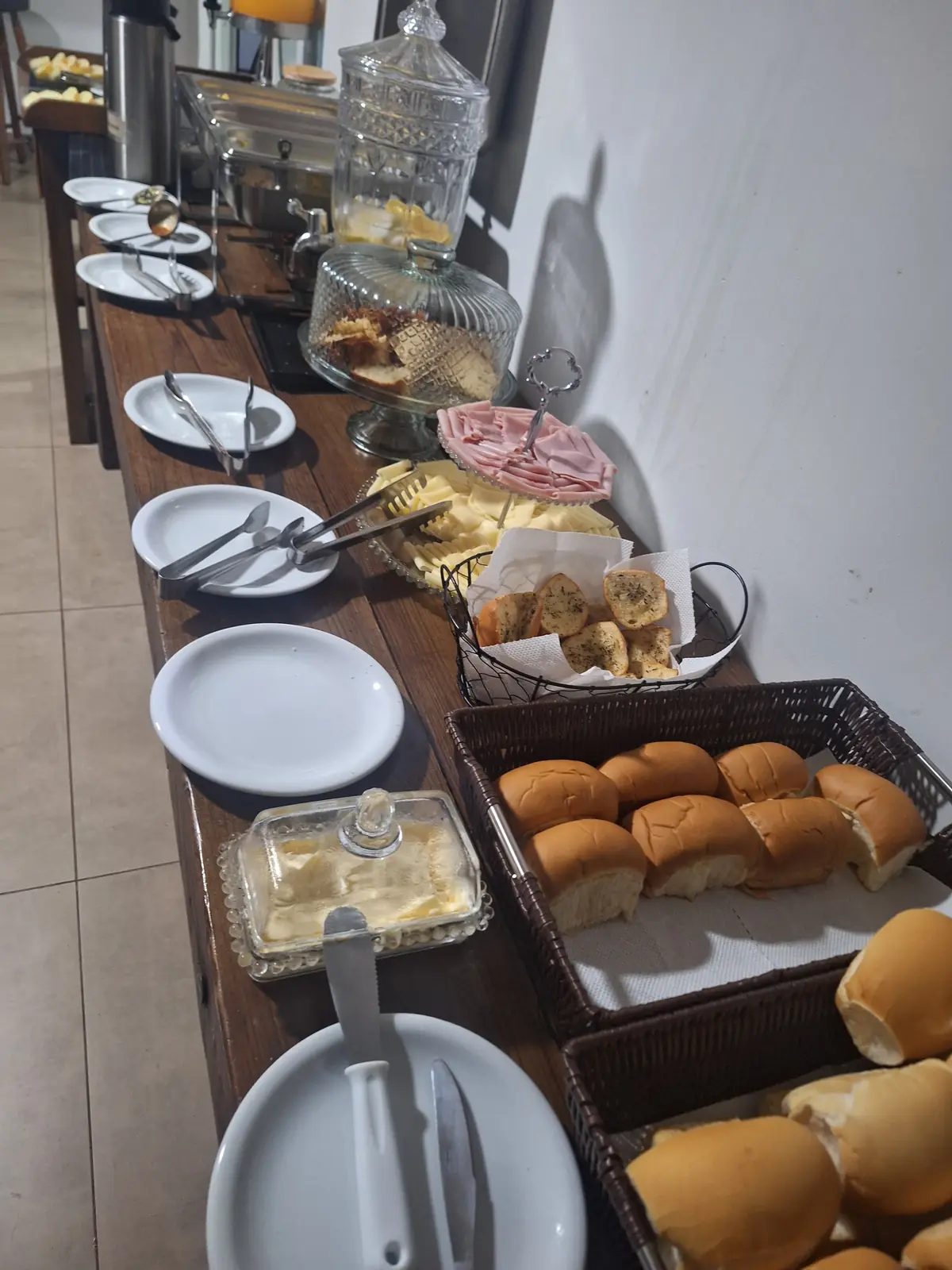 Buffet do café da manhã do Hotel SIGA com pães e frios