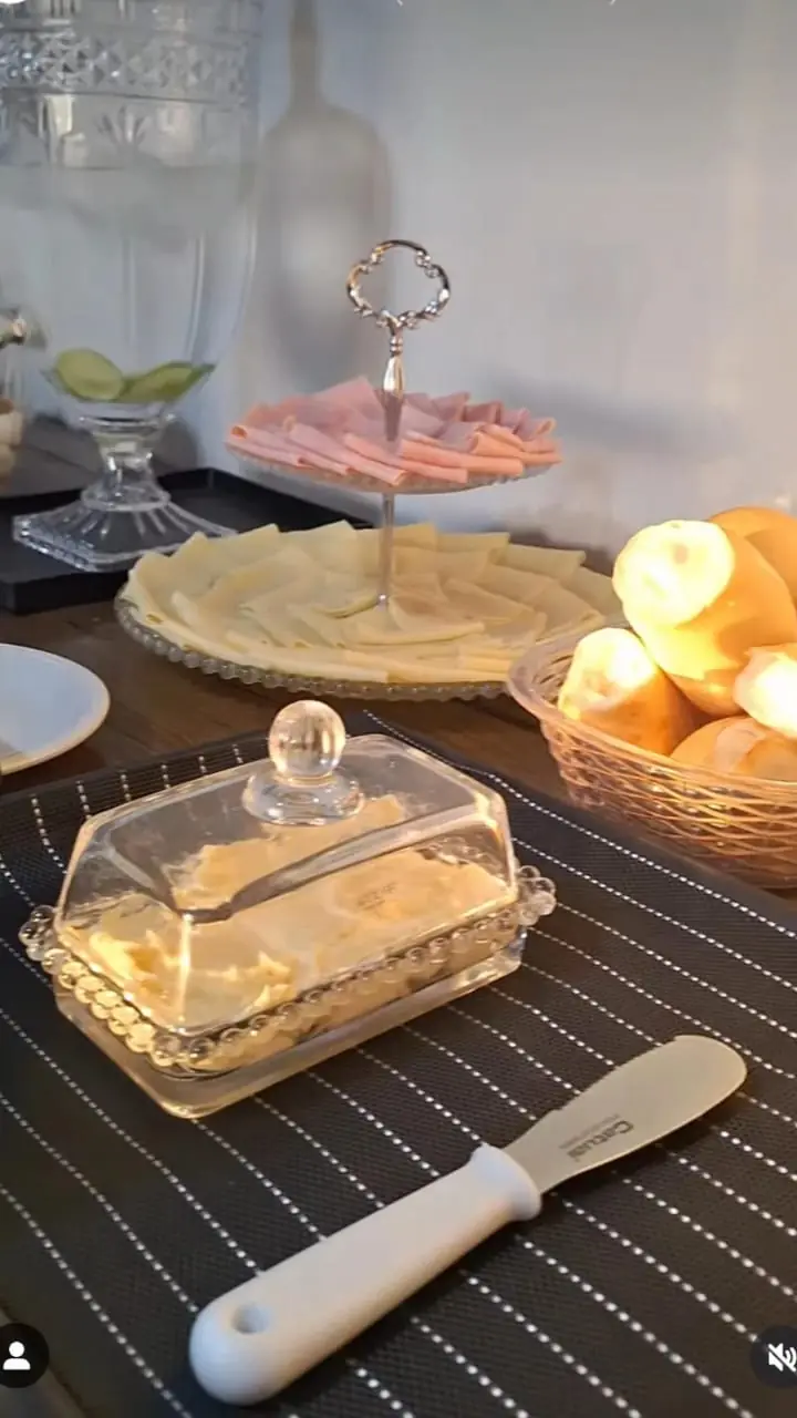 Detalhe da mesa do café da manhã com frutas e manteiga