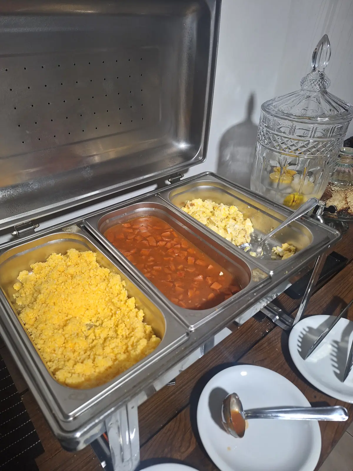 Rechauds com ovos mexidos e salsicha no café da manhã do Hotel SIGA