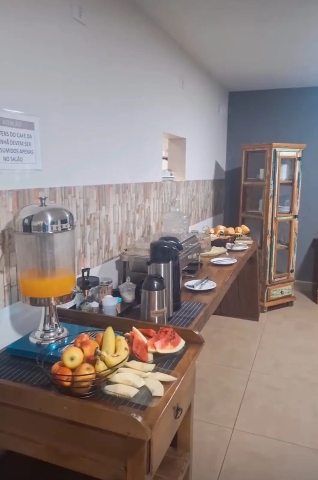 Suco e frutas frescas servidos no café da manhã do Hotel SIGA