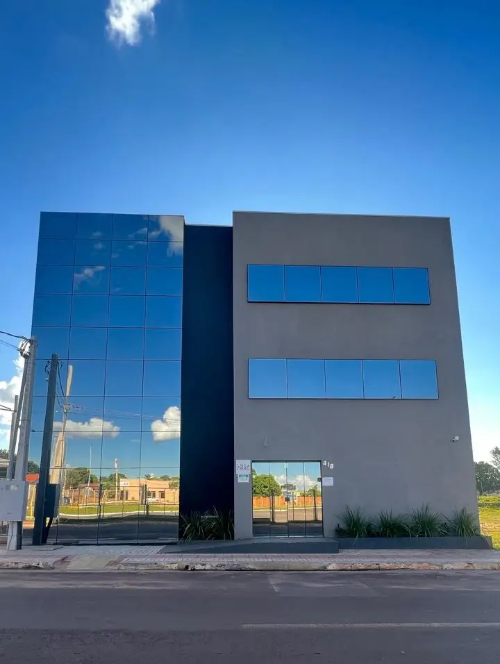 Fachada do Hotel SIGA em dia de céu azul
