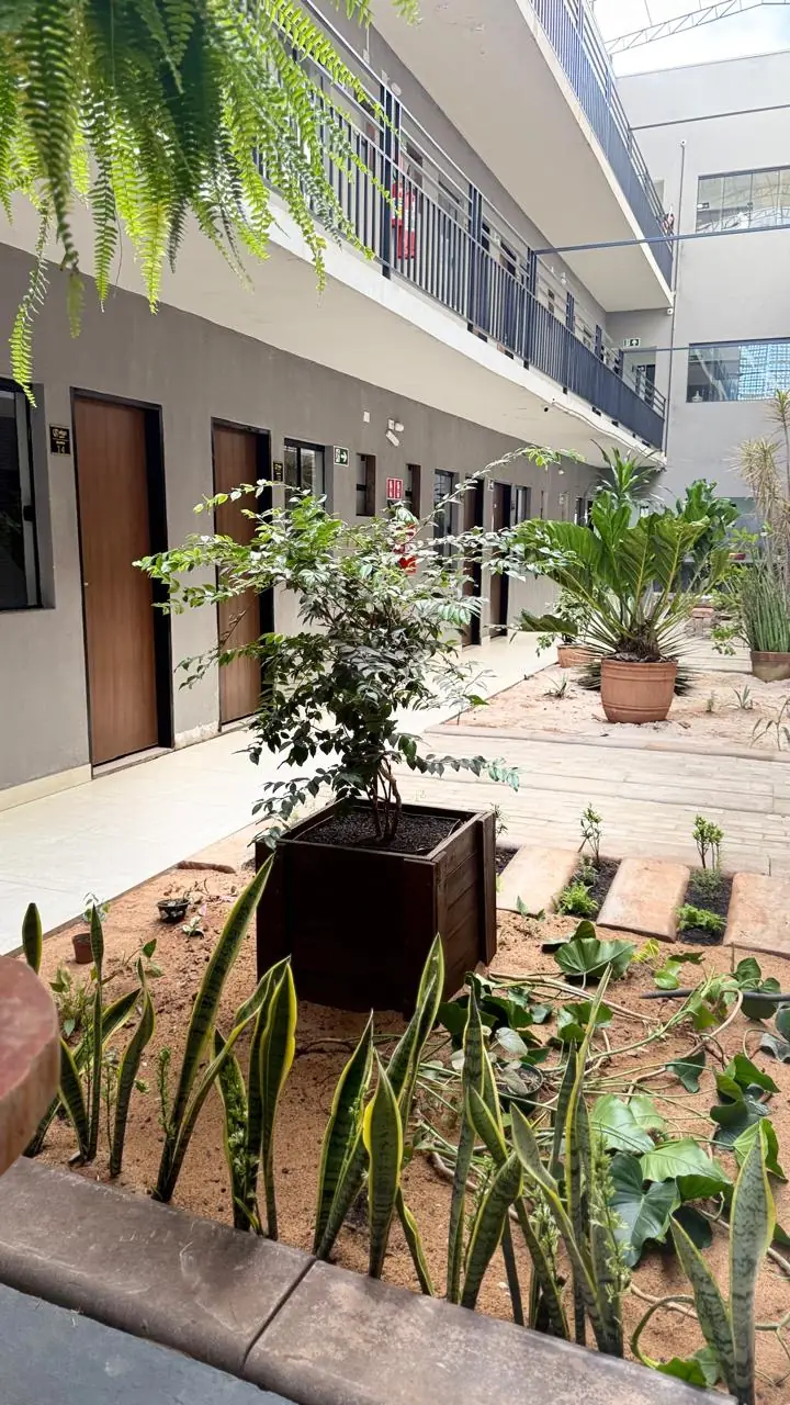 Corredor superior com vista para o jardim interno