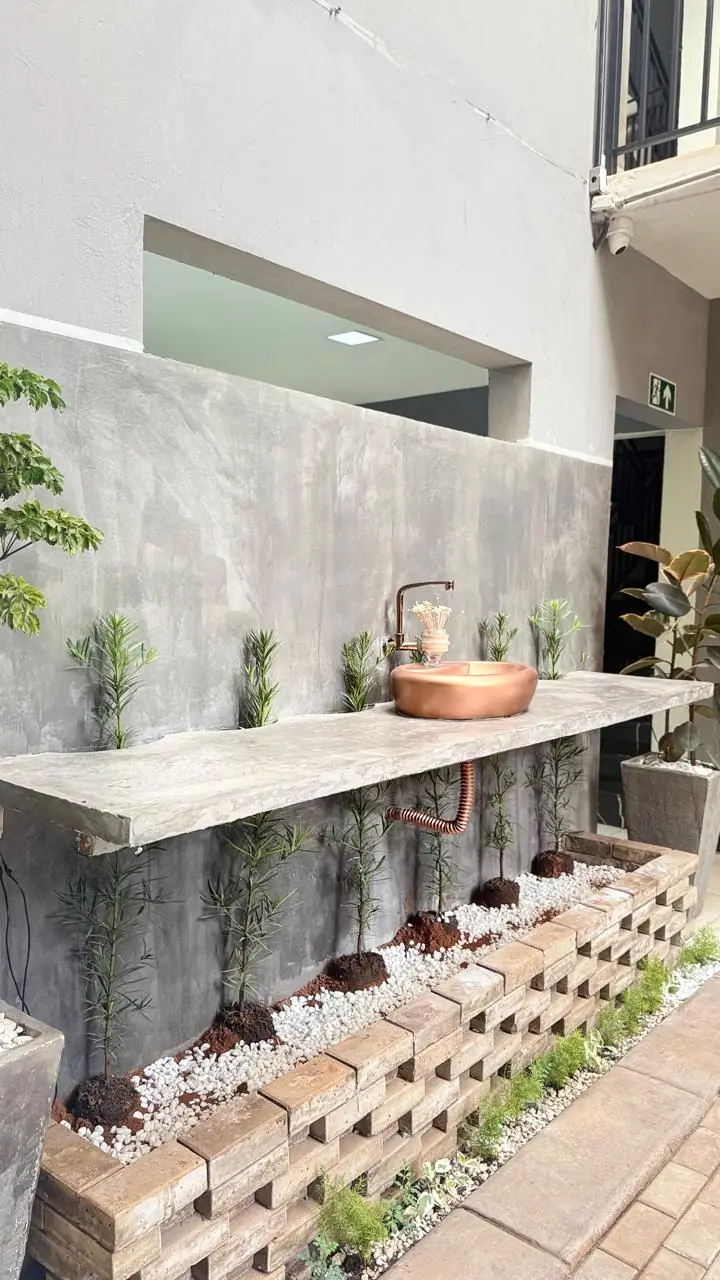 Parede decorativa com jardim vertical